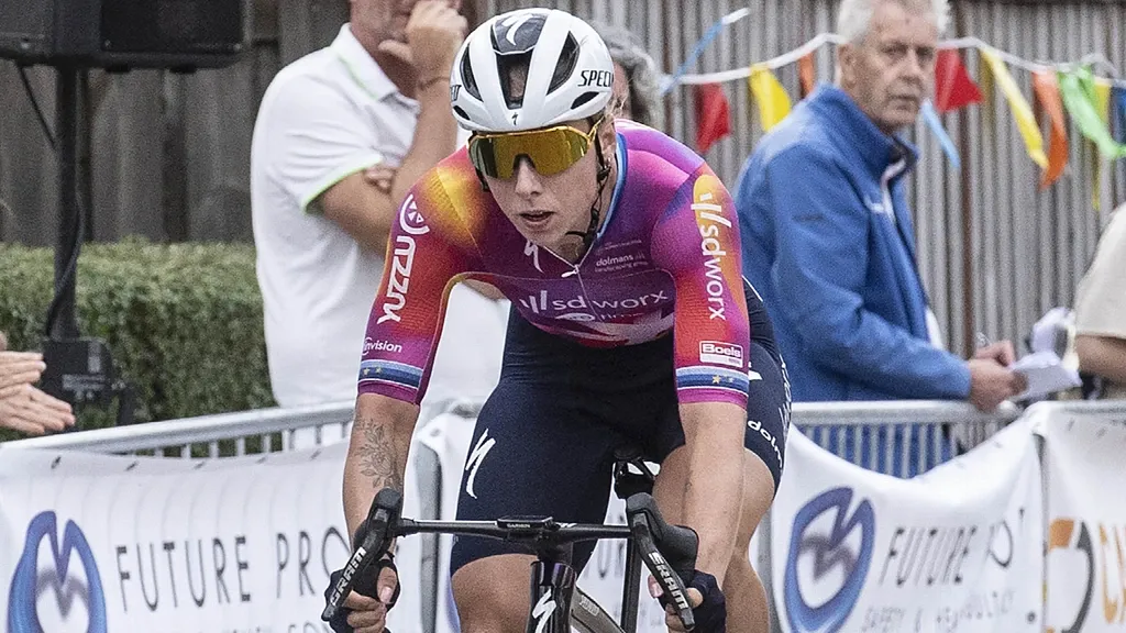 Wiebes avoids crash in finale and cruises to win at Tour of Poland