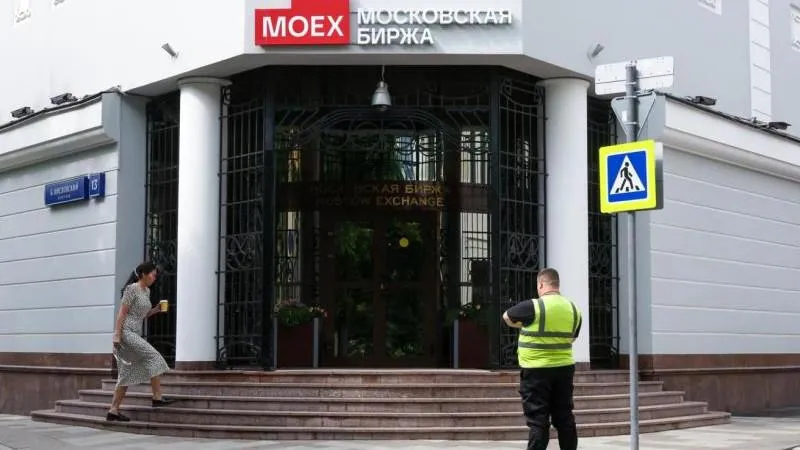Russian stock market climbs at opening, showing resilience amid tensions