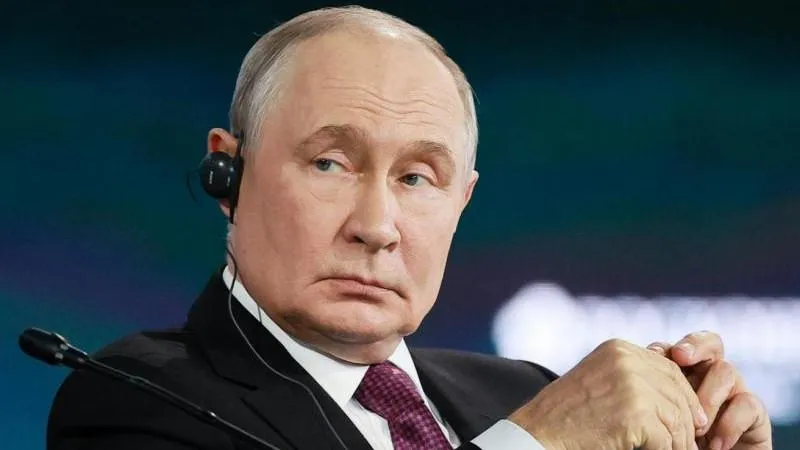 Putin firmly dismisses any talk of freezing Russians' bank accounts