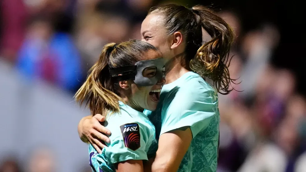 Van de Donk helps Lionesses with a smart backheel to beat Manchester United