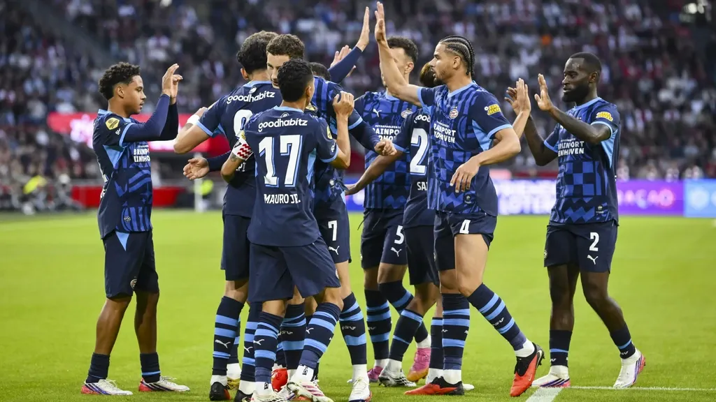 PSV triumphs over Ajax in Amsterdam in a stormy top clash (1-3)