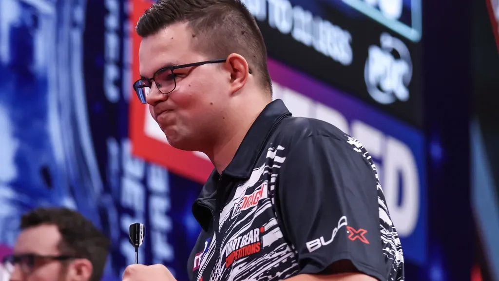 Darter Van Veen reaches World Matchplay semi-finals for first time