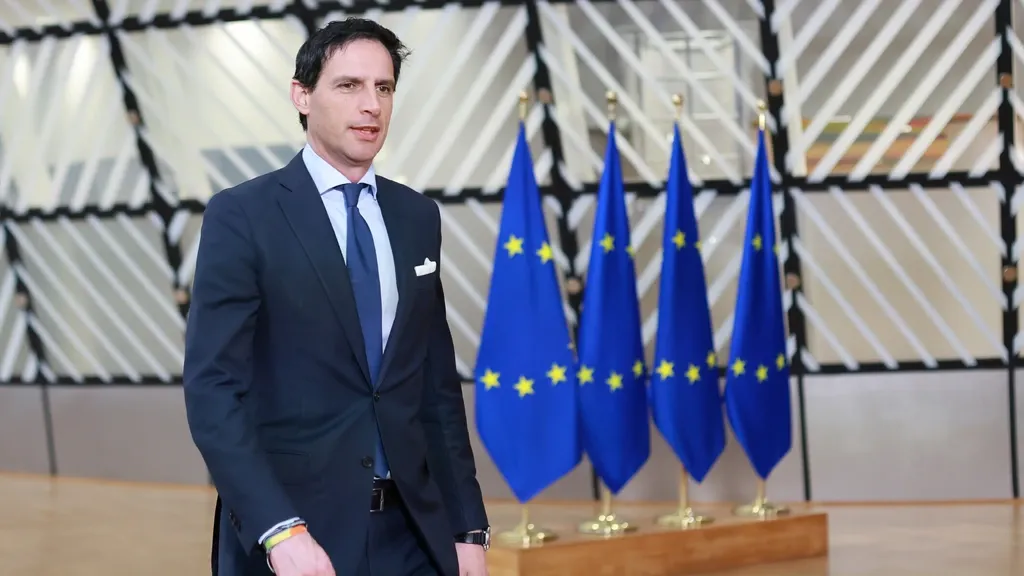 17/7 on Nieuwsuur: Hoekstra's emissions plans • Police actions against Moluccans • Nolan's new blockbuster