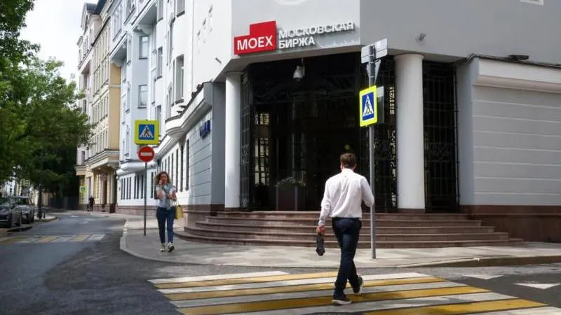 Russian stock market edges down at main session open amid external pressures