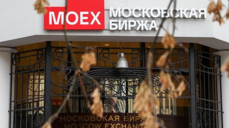 Russian stock market climbs at the open, showing resilience