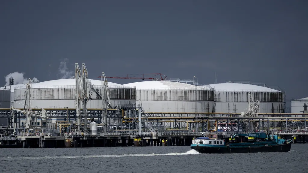 Fragmented strategies in the oil market: refineries sustain high pump prices